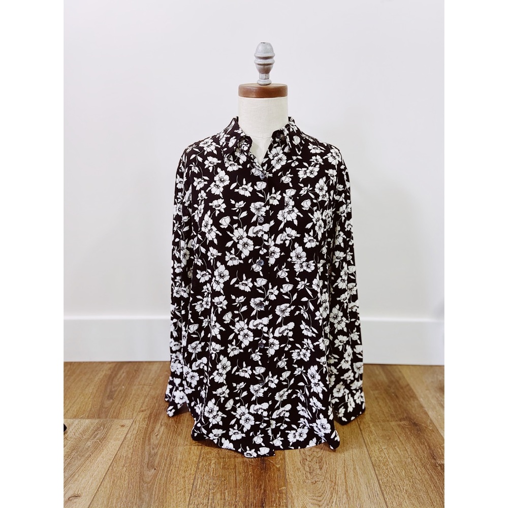 CYBER SALE🕊️Liz claiborne black floral button down oversized layering blouse